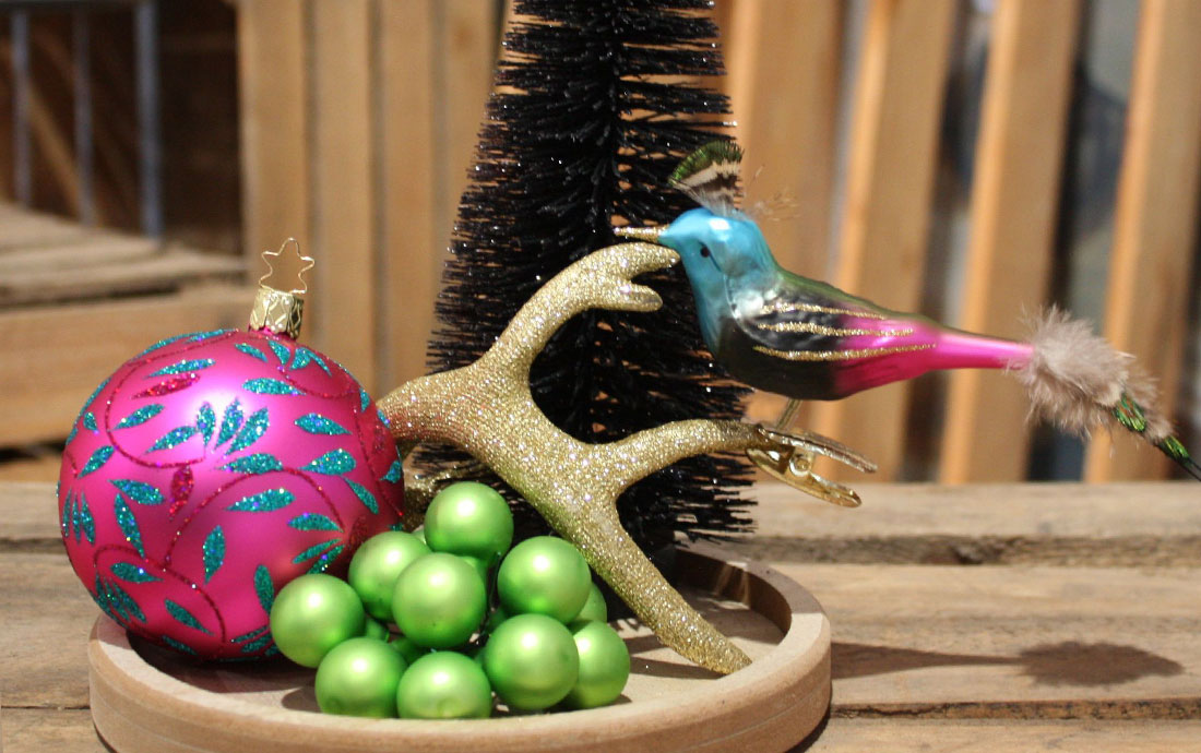 Weihnachtliche Dekoidee mit Christbaumschmuck | Manufaktur für Weihnachtskugeln | Inges Christmas Decor