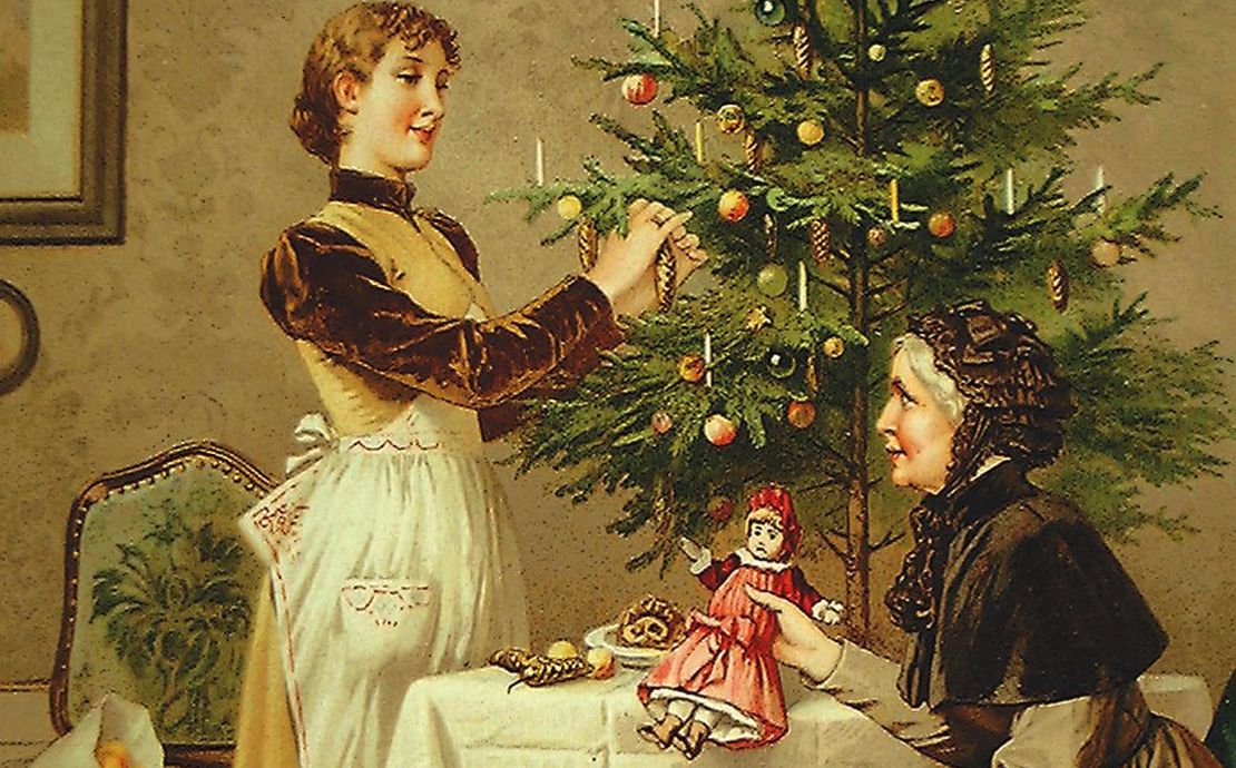 Zwei Frauen schmücken einen Christbaum